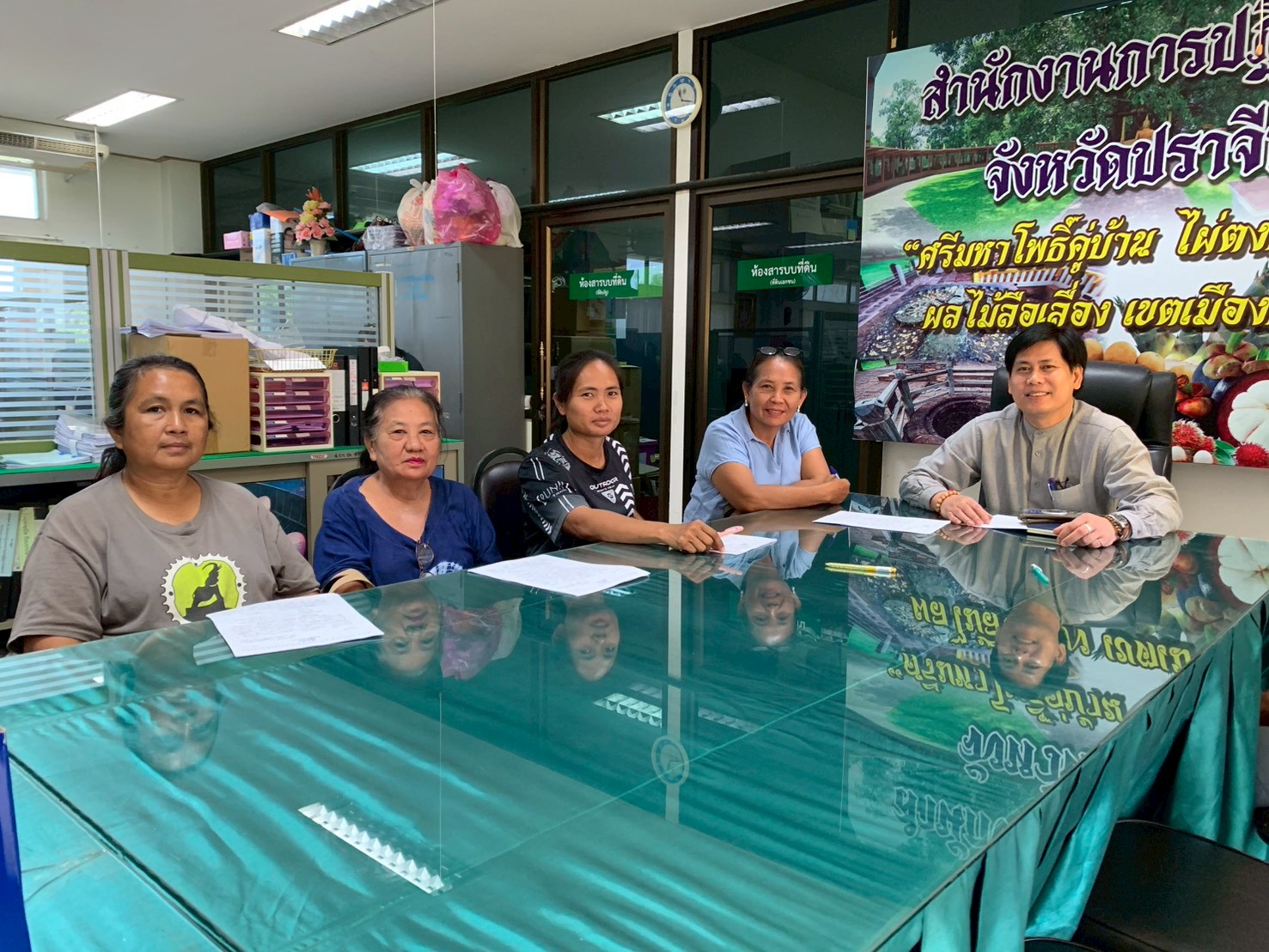 title - วันที่ 26 มีนาคม 2569 นายวิทูล ประดิษฐบุญ ปฏิรูปที่ดินจังหวัดปราจีนบุรีพร้อมด้วย  ผู้อำนวยการกลุ่มยุทธศาสตร์และการปฏิรูปที่ดิน และเจ้าหน้าที่ ส.ป.ก.ปราจีนบุรี  ให้บริการ อำนวยความสะดวกแก่พี่น้องเกษตรกร และประชาชน ที่เดินทางมาติดต่อขอรับบริการ   ณ สำนักงานการปฏิรูปที่ดินจังหวัดปราจีนบุรี ชั้น 3 ศาลากลางจังหวัดปราจีนบุรี